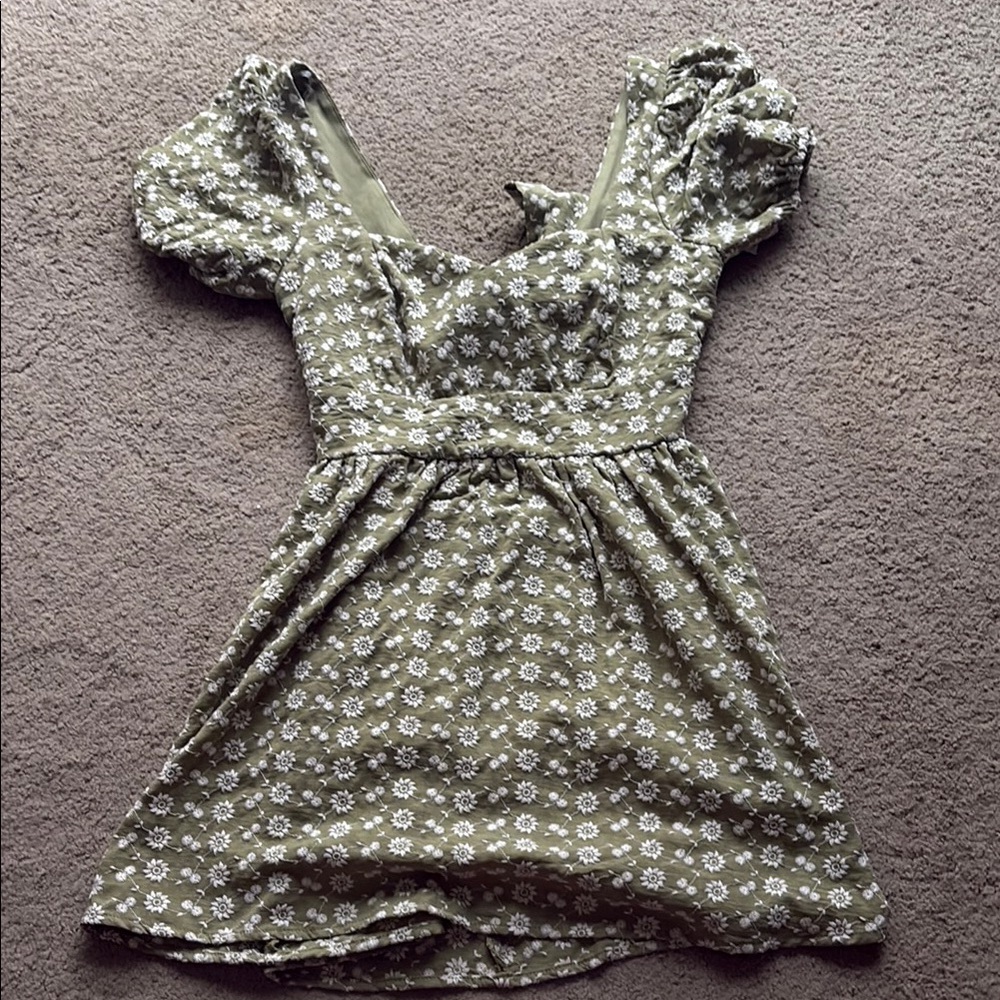 Francesca’s Sage Floral Embroidered Dress (NEVER WORN) - Size Small💚🌸🤍
